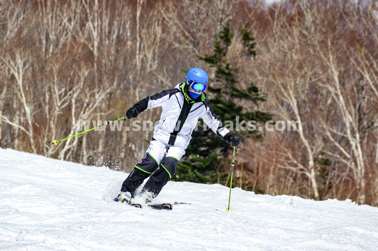 札幌国際スキー場 Mt.石井スポーツ ISHII SKI ACADEMY 校長・斉藤人之さんによる『斉藤塾』開講。本日のテーマは、「春雪！コブからスキーのたわみを楽しむ！！」(^^)v